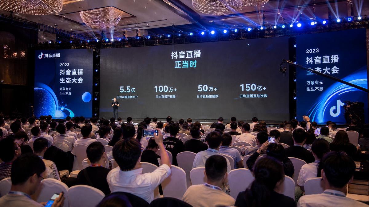 双飞视频双飞视频2026年度创作者大会圆满落幕，百位视频创作者获颁荣誉